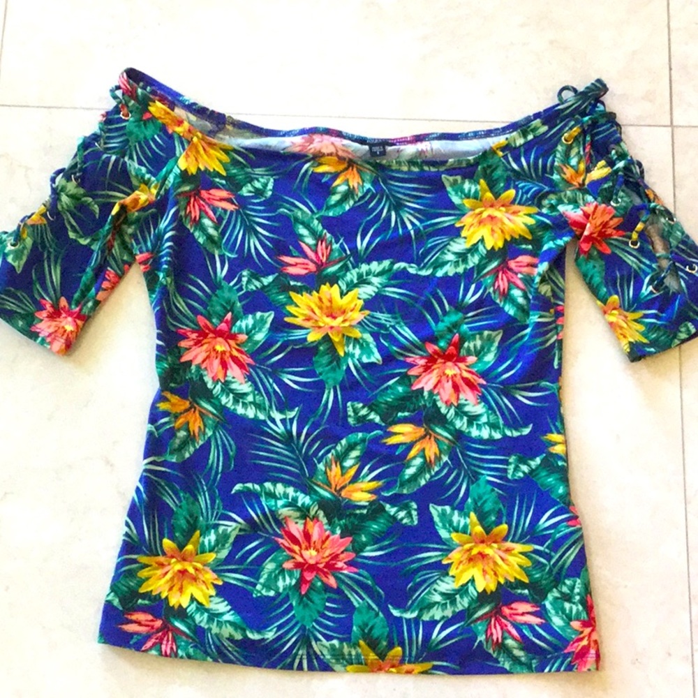 NWOT Guess tropical short waist top
